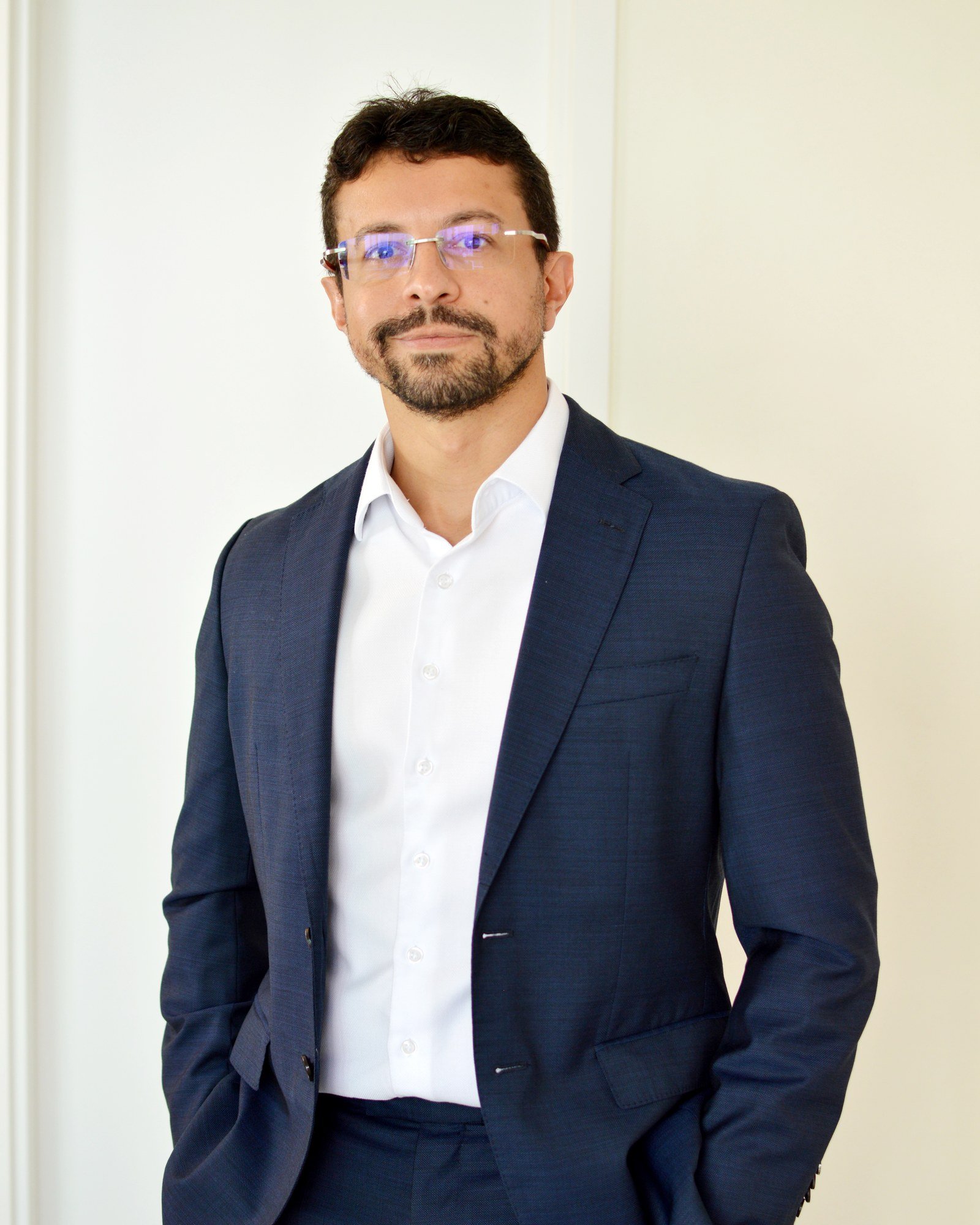 Retrato profissional do Dr. Thiago Ribeiro